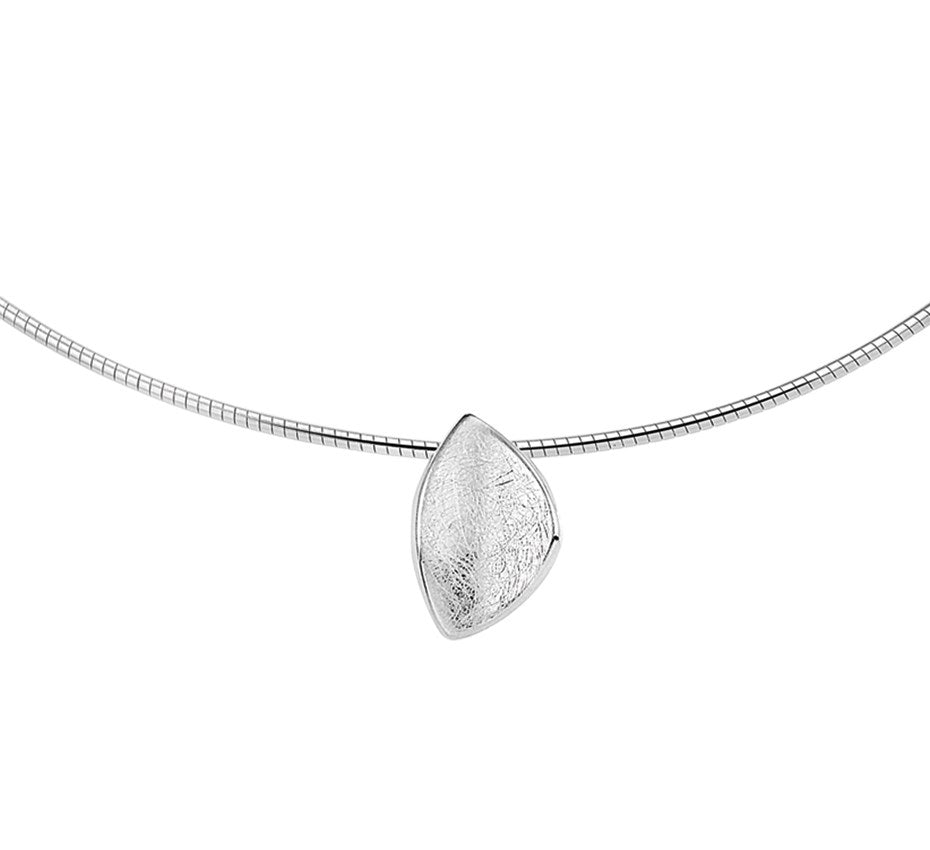 Zilveren ketting met gescratchte hanger, glanzend