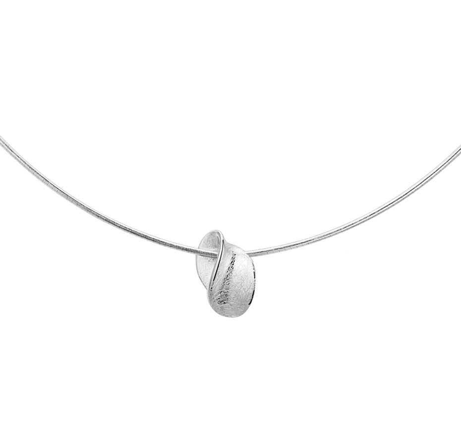 Zilveren ketting met gescratchte hanger, mat en glanzend