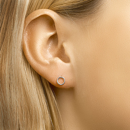 Zilveren oorknopjes rondje 6 mm – close-up van de sluiting
