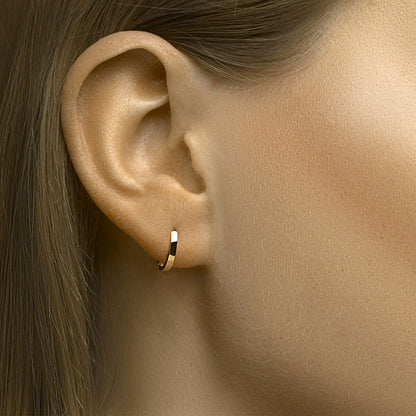 Gouden klapoorringen vlak 1,8 mm – 14 karaat – close-up van de sluiting
