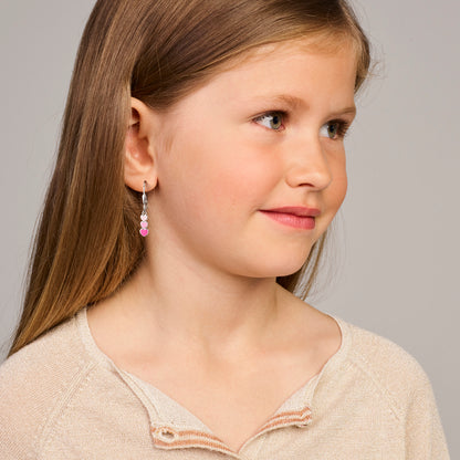 Zilveren kinderoorhangers met roze hartjes – close-up van de sluiting