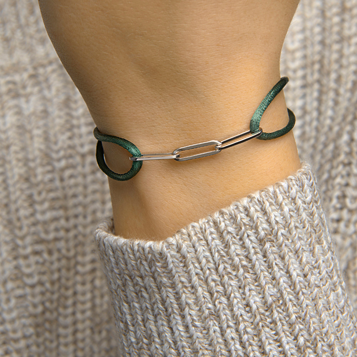 Zilveren armband op satijnen koord in tien kleuren – gedragen