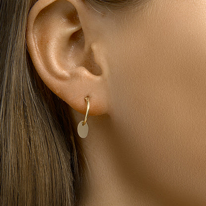 Gouden ovale oorringen 13 mm – 14 karaat – close-up van de sluiting
