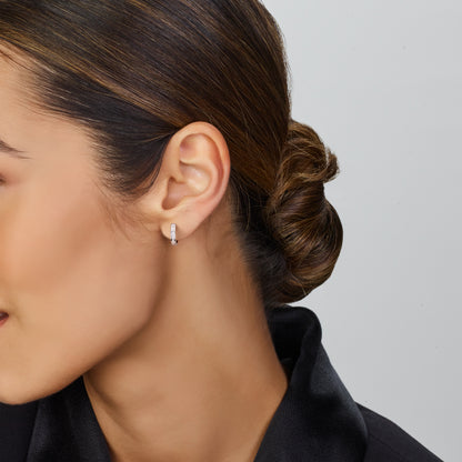 Zilveren klapoorringen met zirkonia 2,5 mm – gedragen