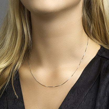 Witgouden venetiaanse ketting 0,8 mm – 14 karaat – gedragen