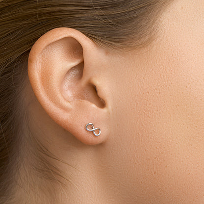 Zilveren oorknopjes infinity 9 mm – close-up van de sluiting