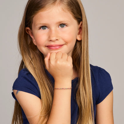 Zilveren kinderarmband met gekleurde bolletjes – close-up van de sluiting