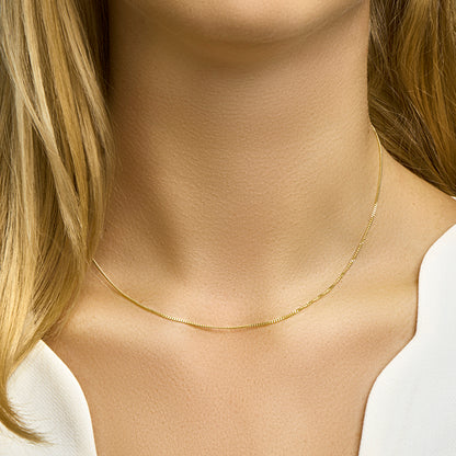 Gouden gourmette ketting 1,2 mm – 14 karaat – gedragen