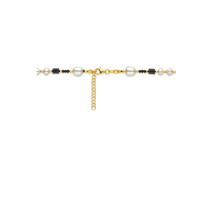 Verguld zilveren ketting met parel en onyx – close-up van de sluiting