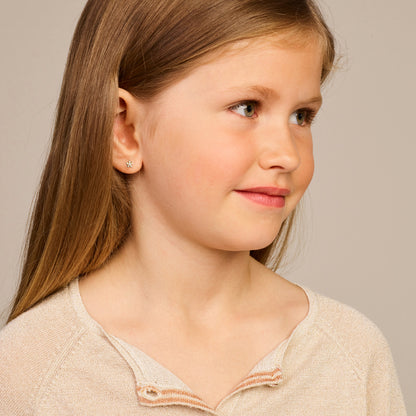 Gouden kinderoorknopjes bloem – 14 karaat – close-up van de sluiting