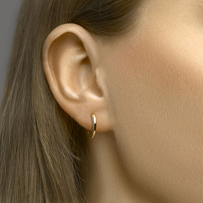 Gouden klapoorringen bol 2 mm – 14 karaat – close-up van de sluiting