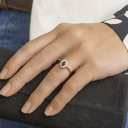 Gouden halo ring met saffier – 14 karaat – detailfoto