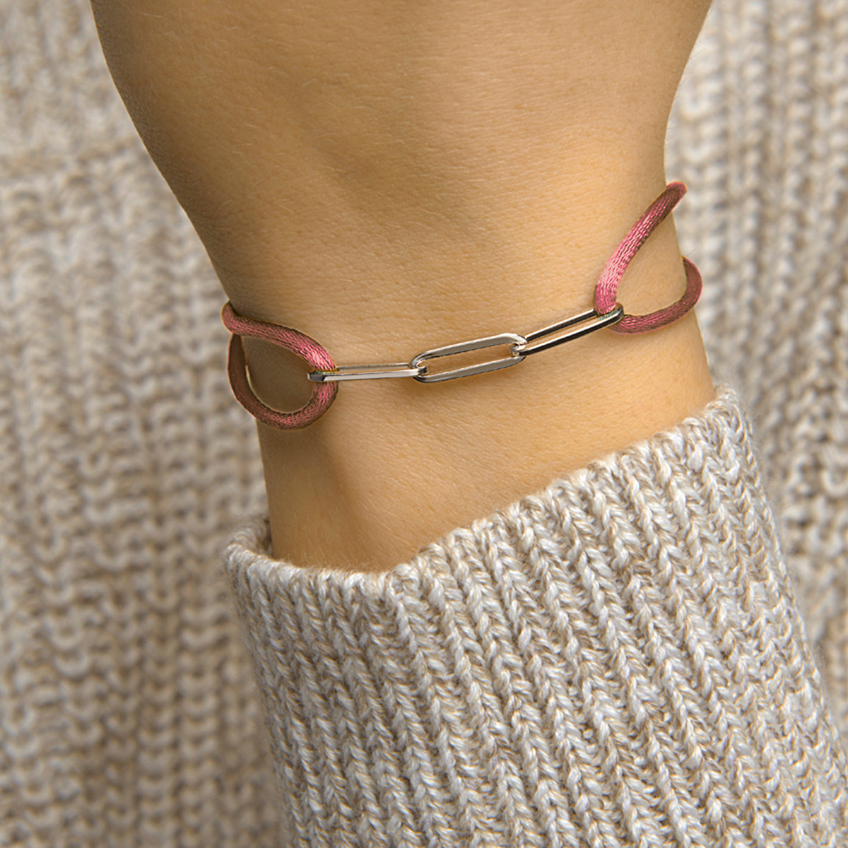 Zilveren armband op satijnen koord in tien kleuren – detail