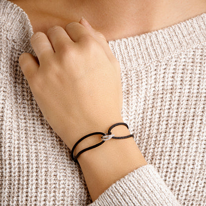 Satijnen armband met zirkonia – close-up van de sluiting