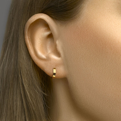 Gouden klapoorringen vlak 1,8 mm – 14 karaat – detailfoto