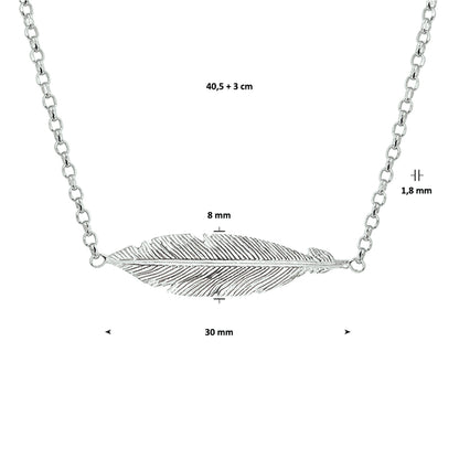 Zilveren ketting met veertje – detailfoto