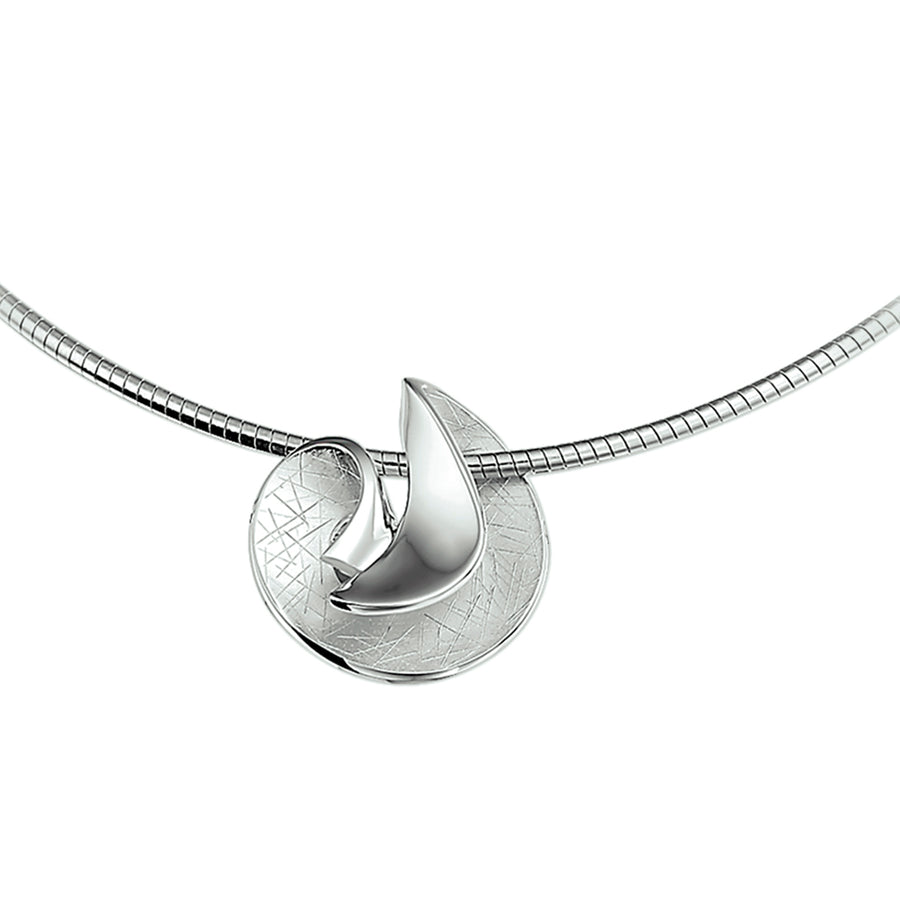 Zilveren omegaketting met matte hanger