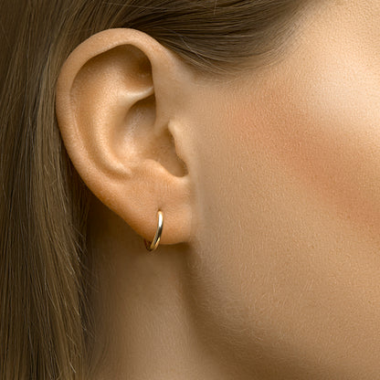 Gouden klapoorringen bol 2 mm – 14 karaat – detailfoto
