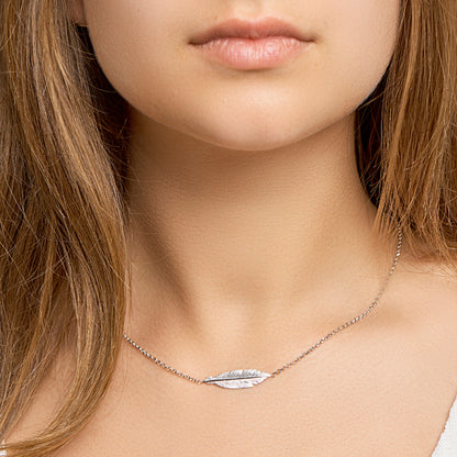 Zilveren ketting met veertje – close-up van de sluiting