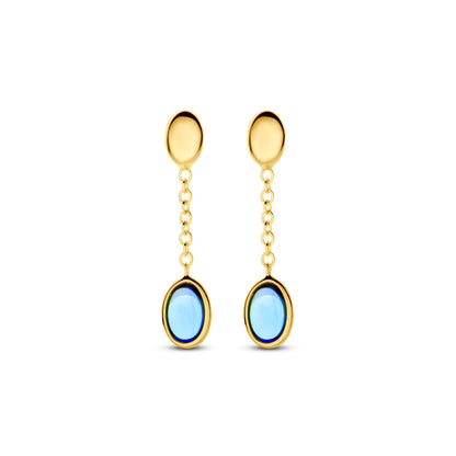Gouden oorhangers met london blue topaas – 14 karaat – gedragen