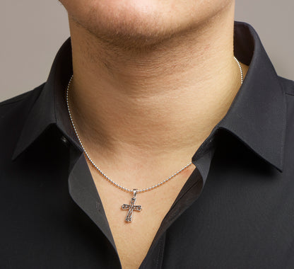 Zilveren hanger kruis, geoxideerd – close-up van de sluiting