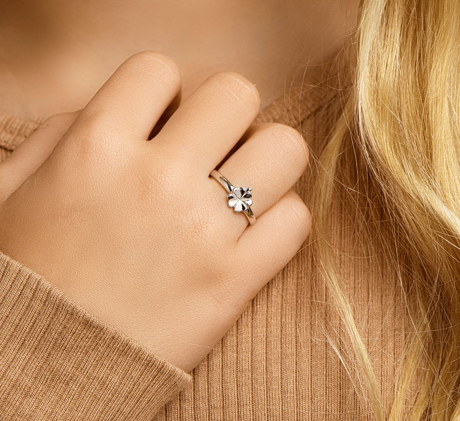 Zilveren ring met klavertje