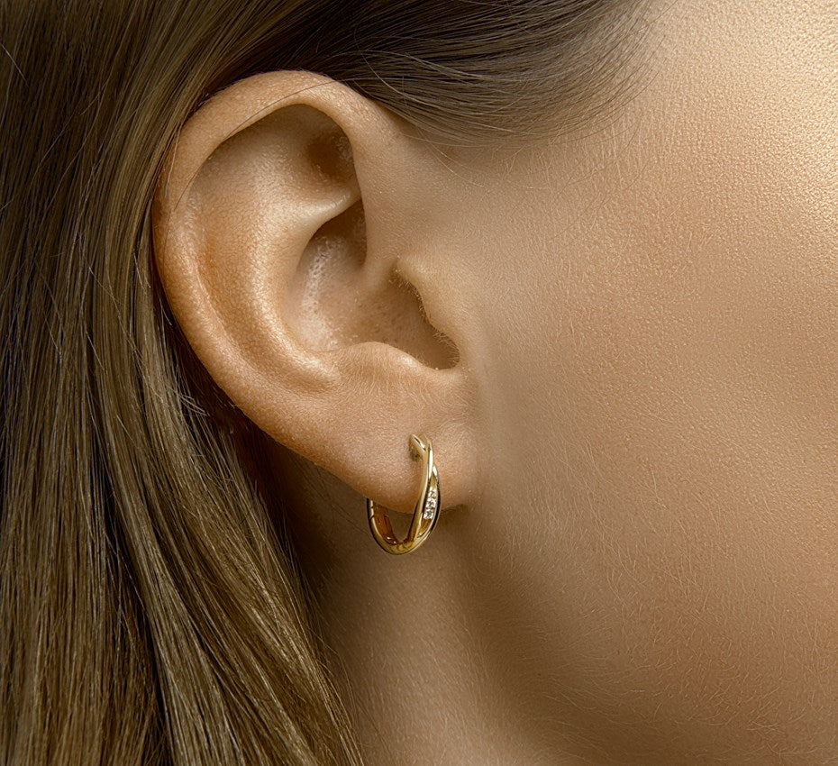 Gouden klapoorringen met diamant 0,06 ct