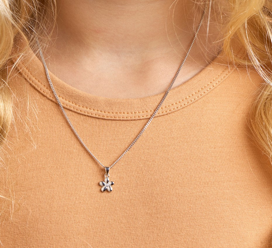 Zilveren kinderketting met bloem en zirkonia