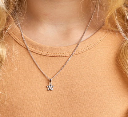 Zilveren kinderketting met bloem en zirkonia – detailfoto