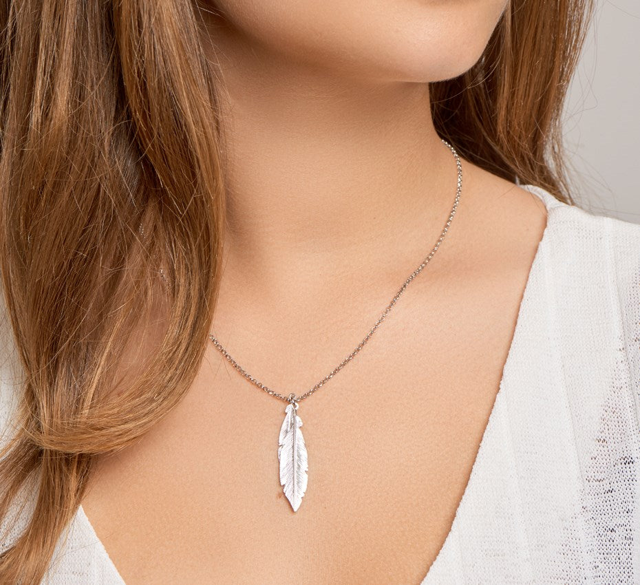 Zilveren ketting met twee veertjes