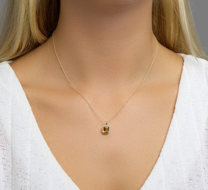 Gouden hanger met edelsteen en diamant – close-up van de sluiting