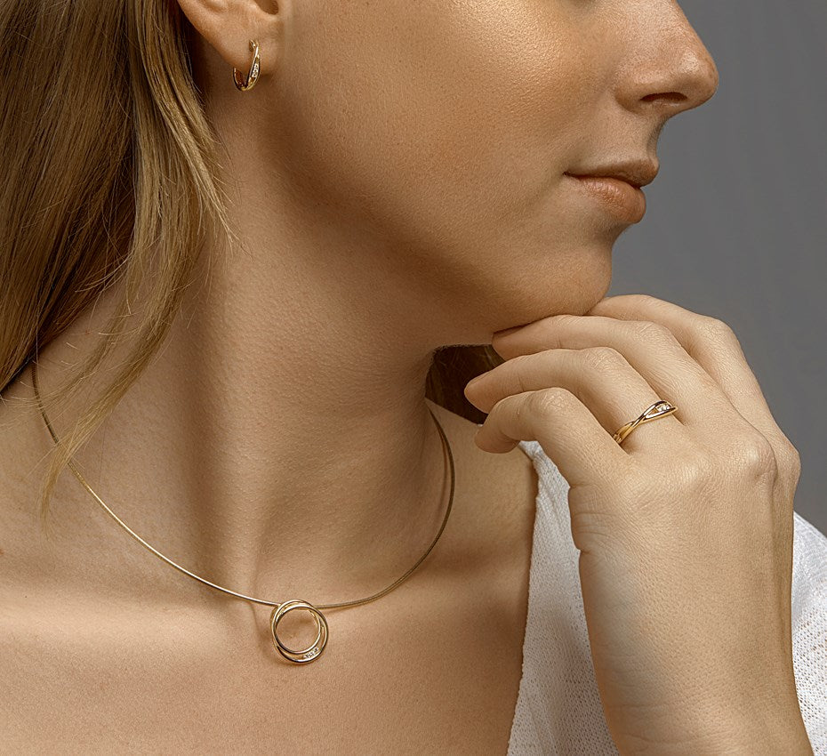 Gouden klapoorringen met diamant 0,06 ct