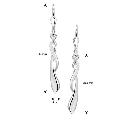 Zilveren oorhangers, mat en glanzend – close-up van de sluiting