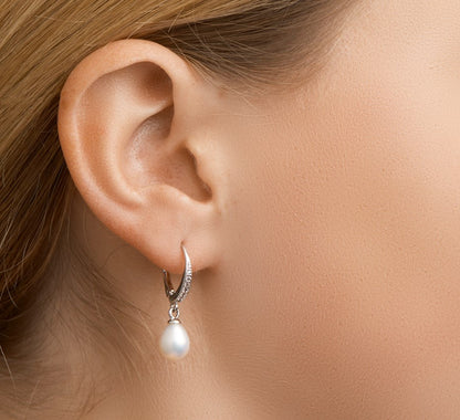 Zilveren oorhangers met parel 29 mm – close-up van de sluiting