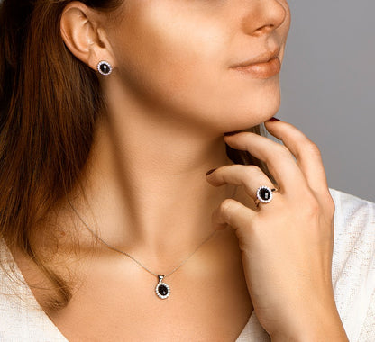 Zilveren ring met onyx en zirkonia – close-up van de sluiting