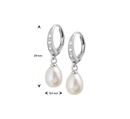 Zilveren oorhangers met parel 29 mm – gedragen