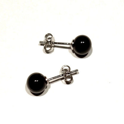 Zilveren oorknopjes met zwarte onyx 6 mm – detailfoto